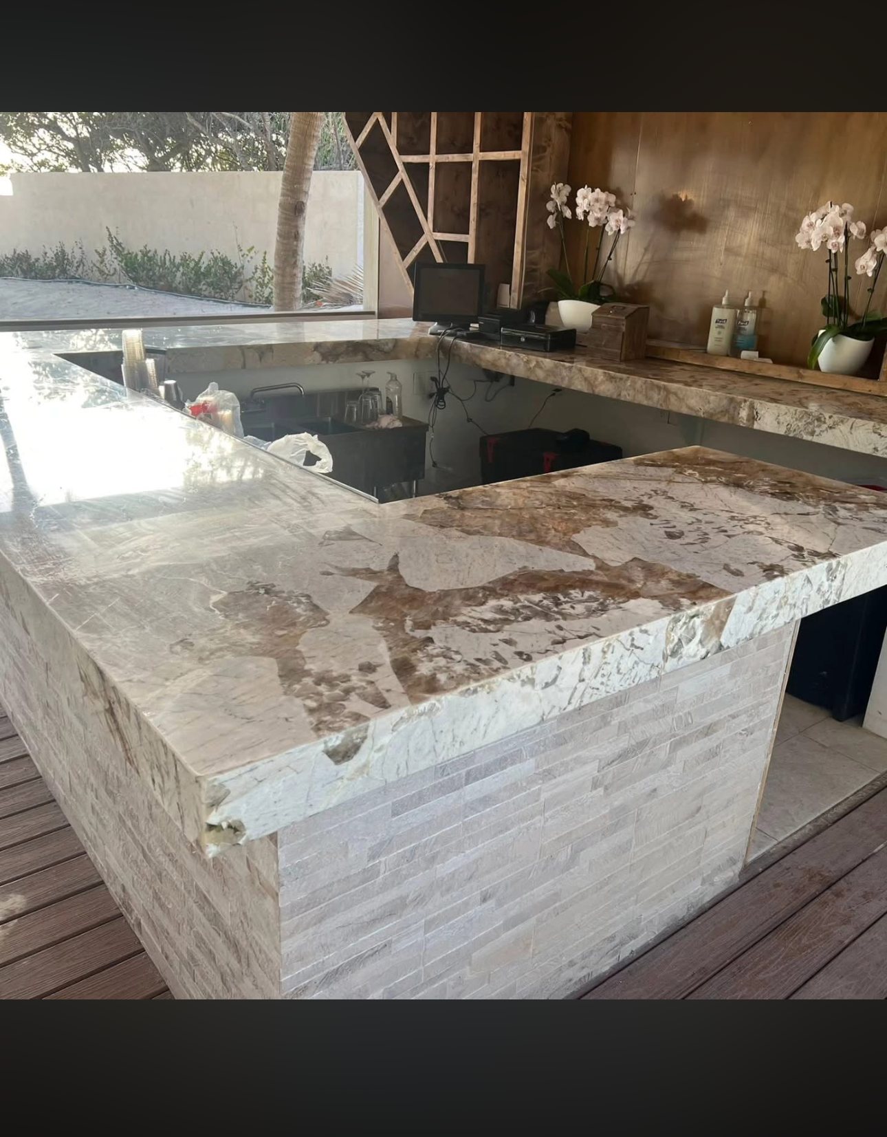 Wrap around bar counter in quartzite